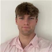 VwL Student, der Kindern und Jugendliche allen Alters Nachhilfe in Mathe gibt